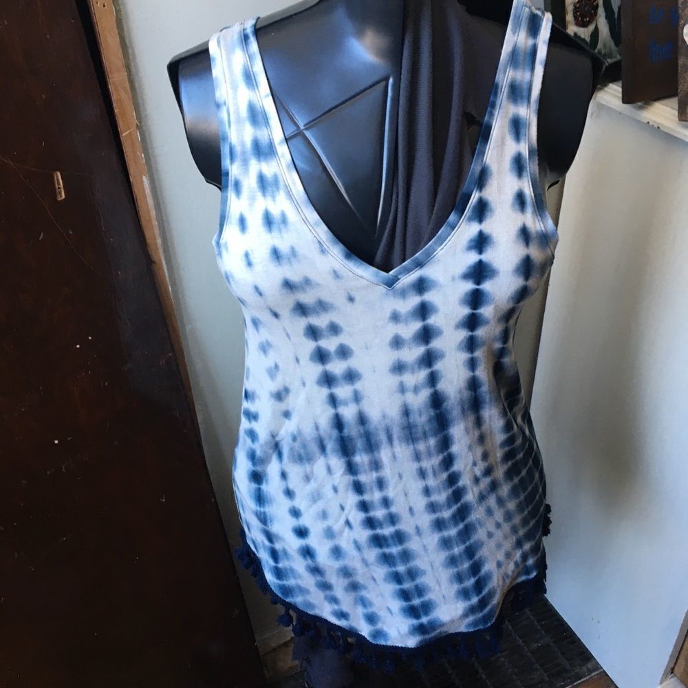 Braeve Evereve v-neck blue tie dye, tassel hem sleeveless top